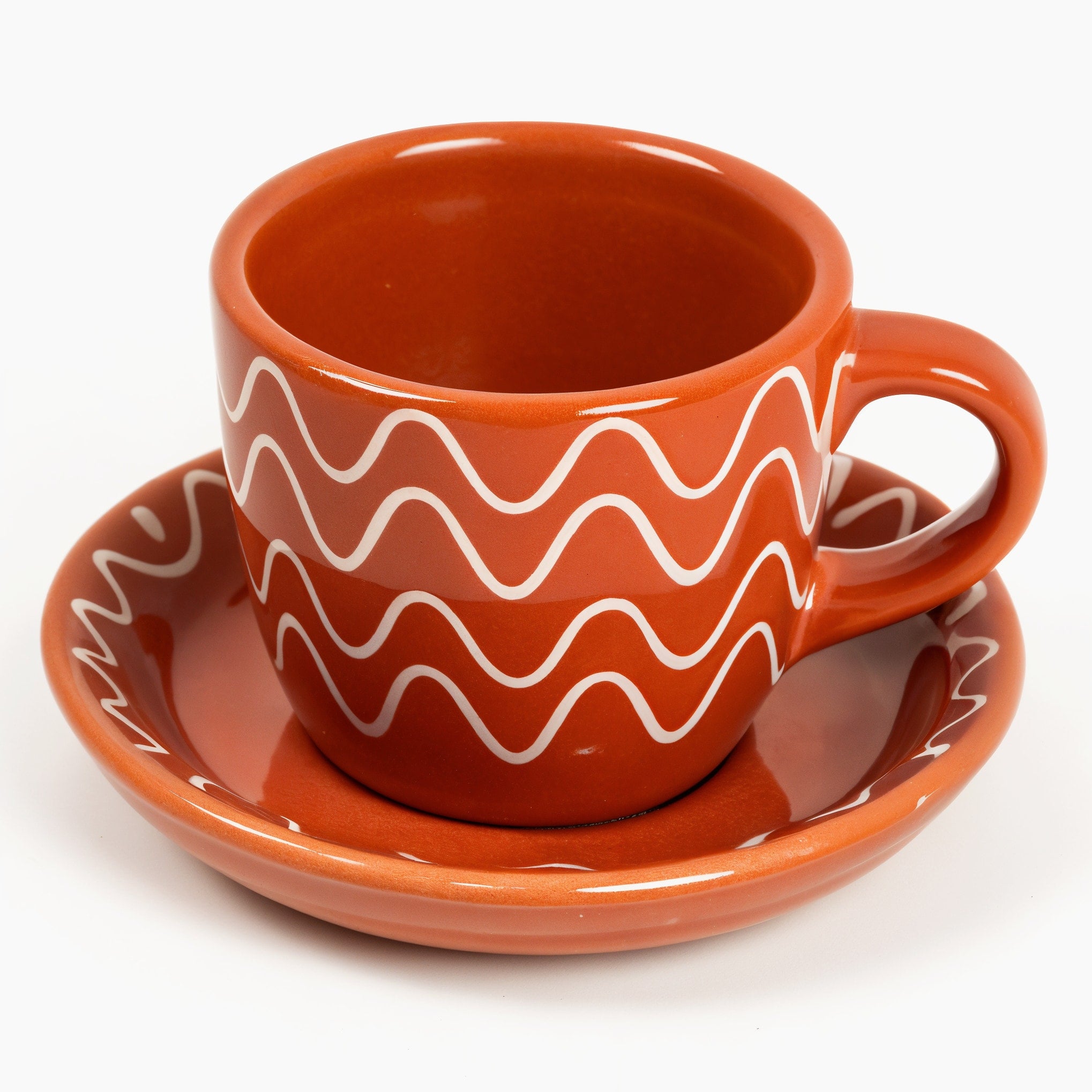 Tazza Espresso Onda — vista frontale tre quarti, design ondulato e finitura lucida