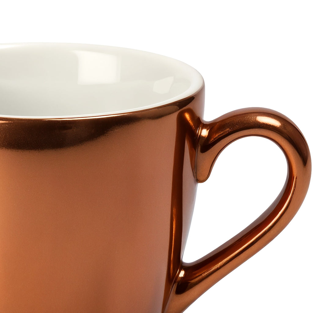 Tazza da caffè espresso rame — dettaglio macro del bordo