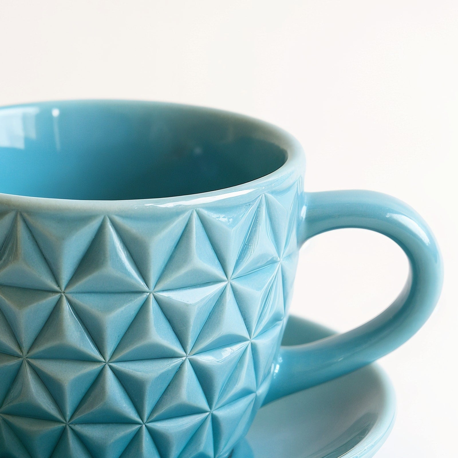 Sperindei Tazza Espresso Geometrica — dettaglio macro della superficie opaca e del manico