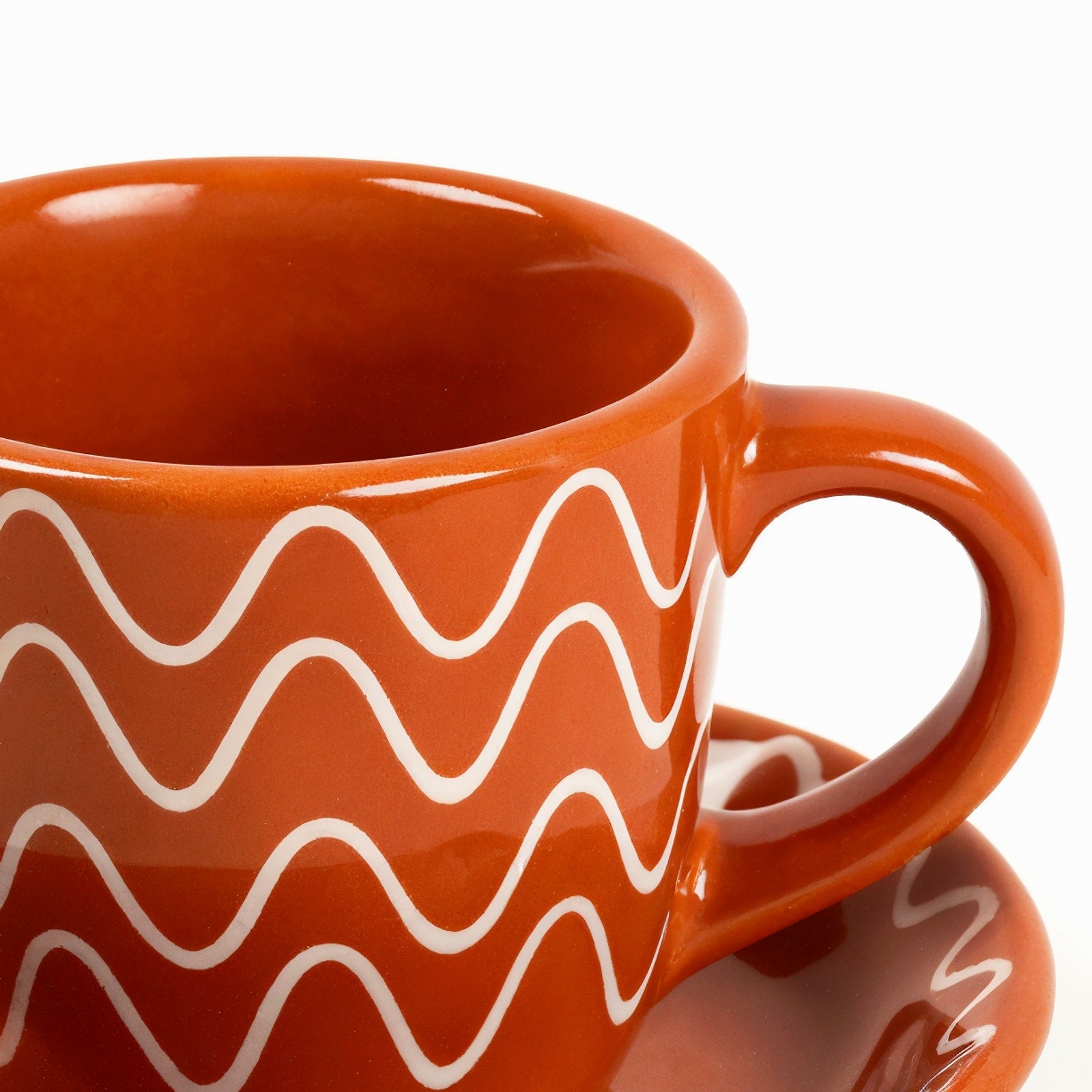 Tazza Espresso Onda — dettaglio macro, bordo superiore e giunzione del manico