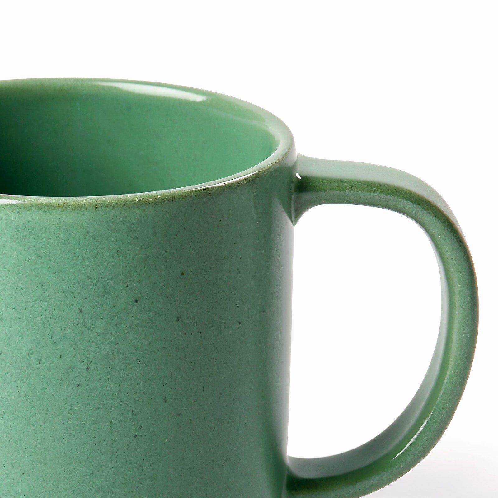 Tazza da caffè Moka Zen — dettaglio macro, bordo superiore e giuntura del manico