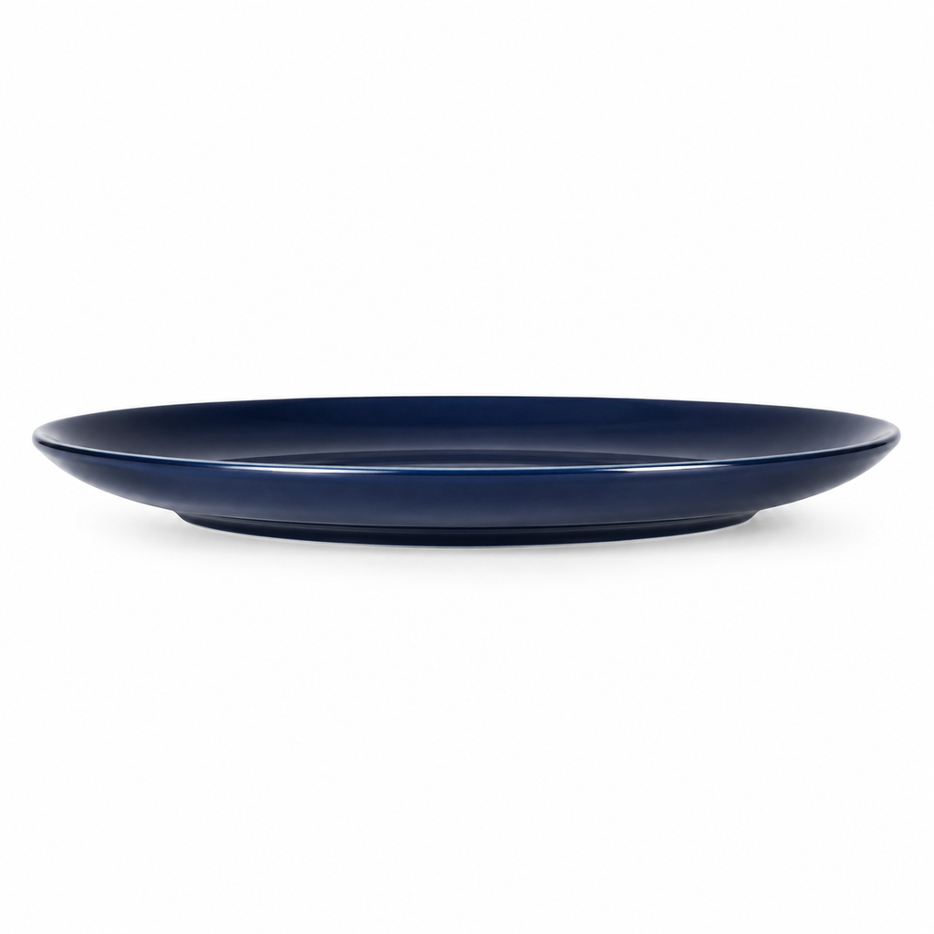 Dettaglio del bordo del piatto blu