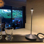 Lampada da tavolo LED senza fili bianca e dorata dal design moderno per soggiorno o terrazza