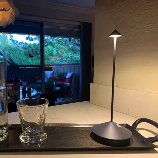 Lampada da tavolo LED senza fili bianca e dorata dal design moderno per soggiorno o terrazza