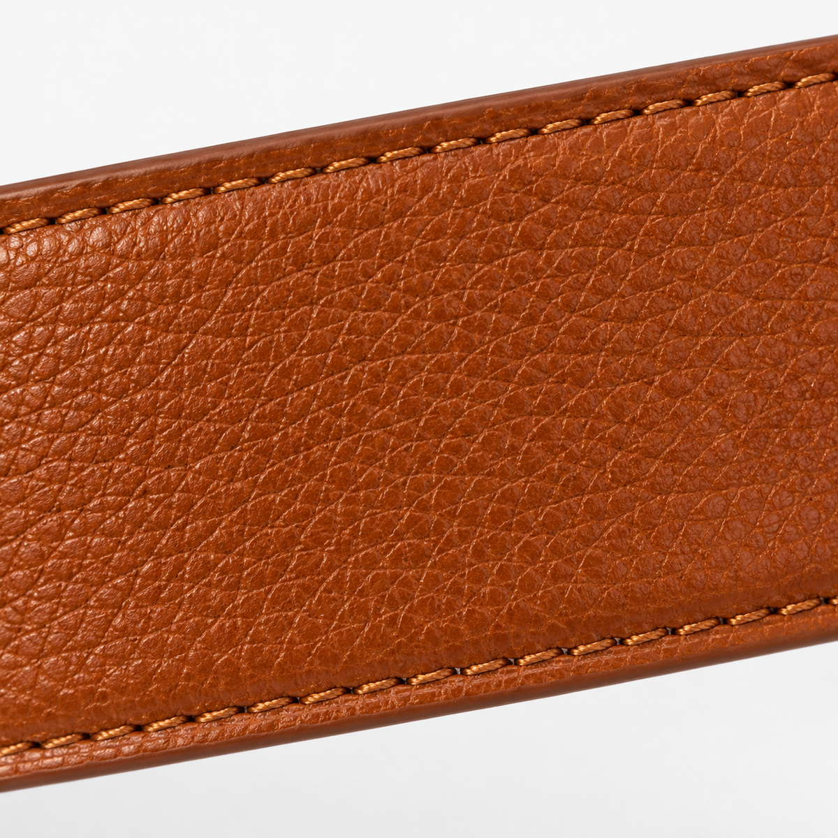 Cintura marrone con texture in pelle e fibbia dorata