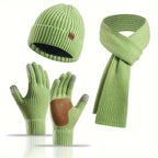 Set invernale gioioso: cappello, sciarpa e guanti per coppie