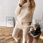 Tuta da donna lavorata a maglia con maglione a collo alto e pantaloni con coulisse