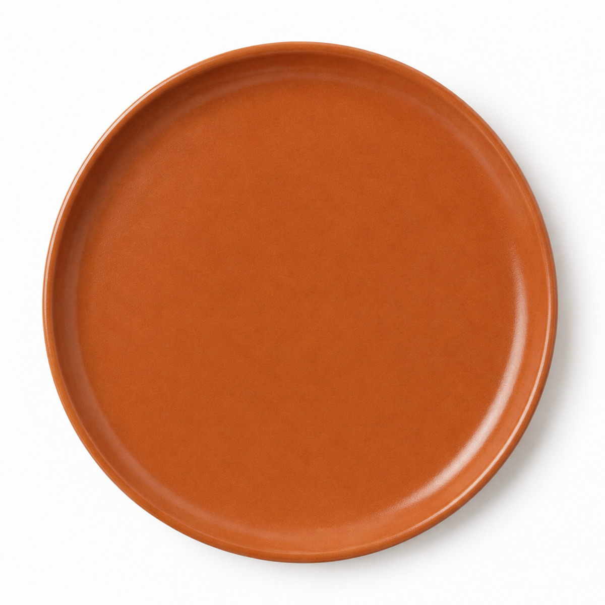 Piatto in ceramica terracotta su tavola apparecchiata