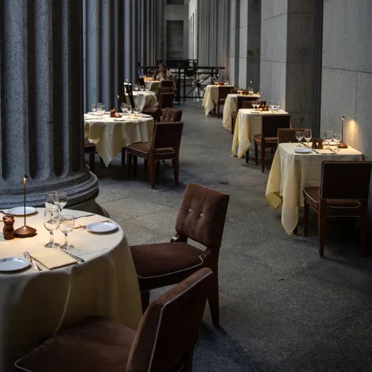 Lampada da tavolo LED senza fili bianca e dorata dal design moderno per soggiorno o terrazza
