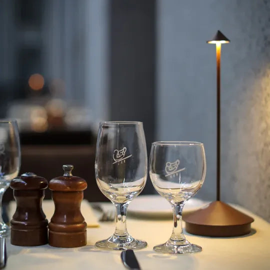 Lampada da tavolo LED senza fili bianca e dorata dal design moderno per soggiorno o terrazza