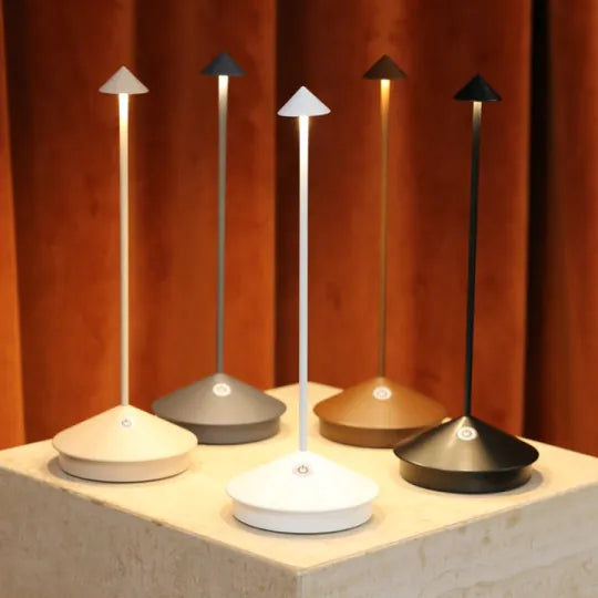 Lampada da tavolo LED senza fili bianca e dorata dal design moderno per soggiorno o terrazza