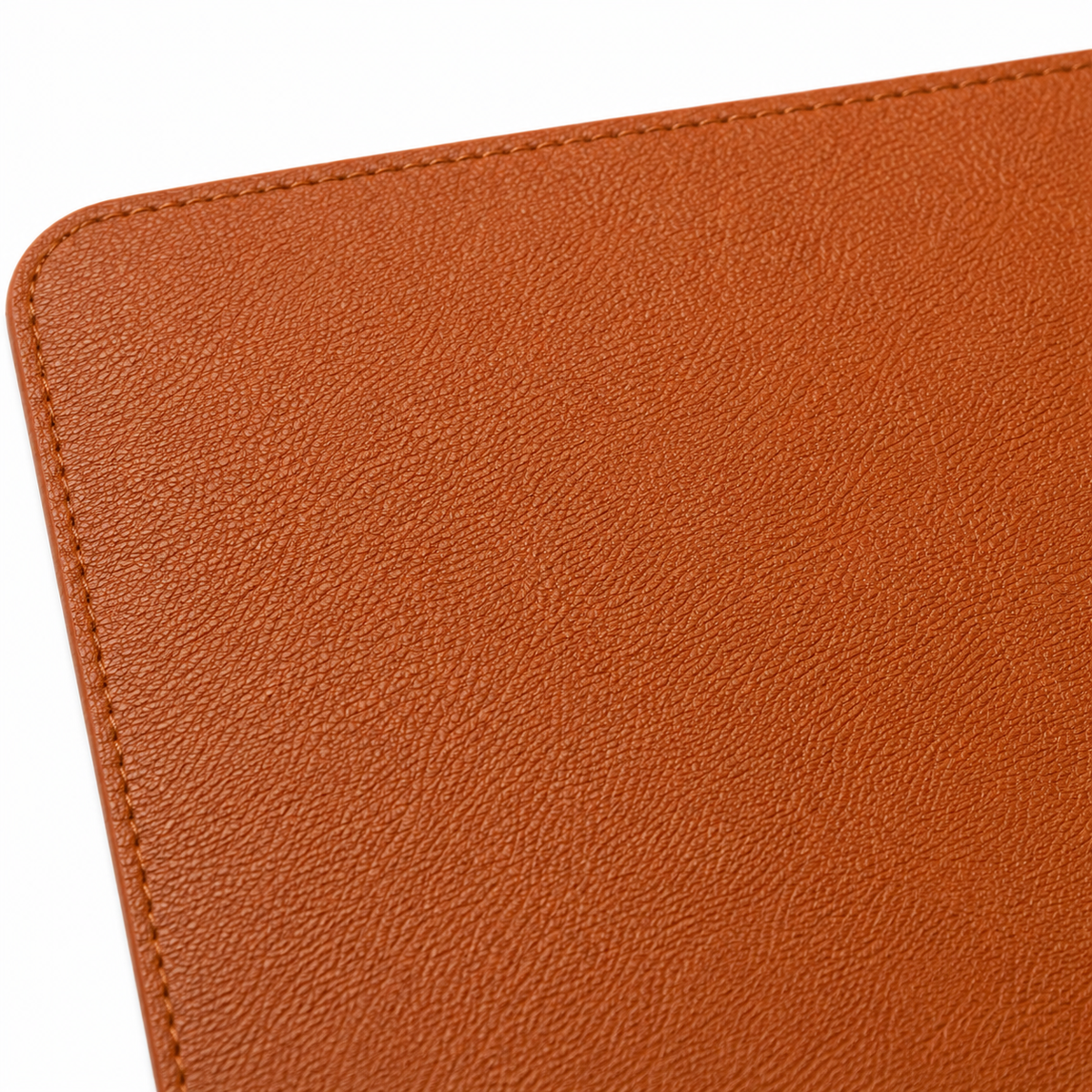 Superficie del tappetino in pelle marrone con texture visibile.