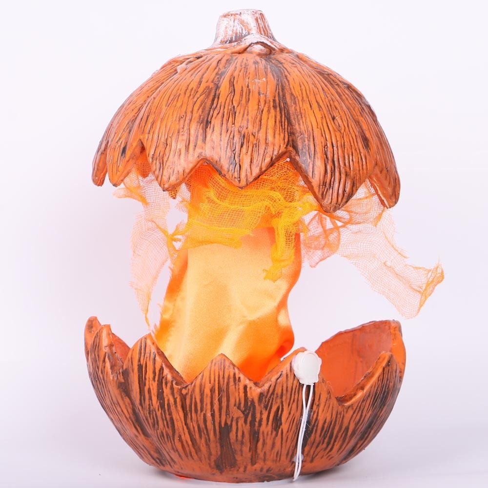 Decorazione di zucca di Halloween con giardino sonoro all'aperto
