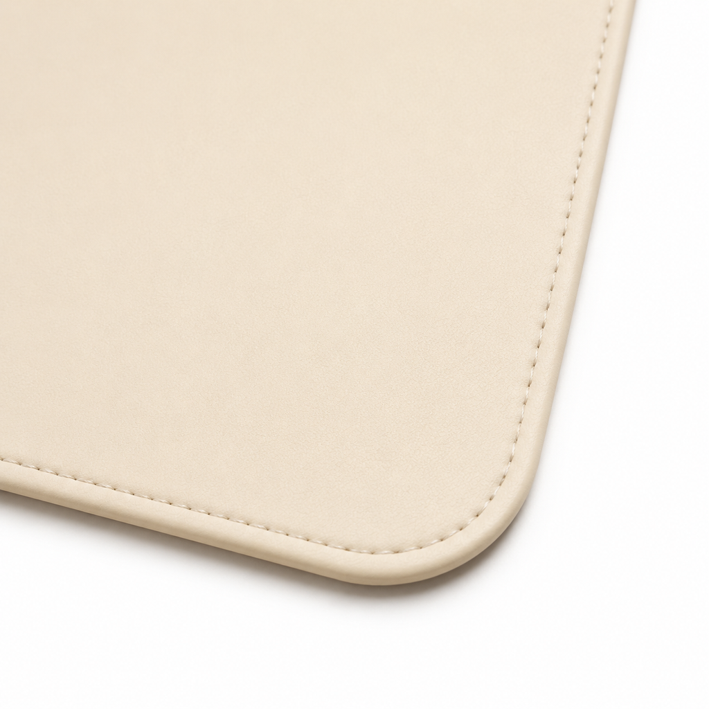 Tappetino da scrivania beige su una scrivania moderna