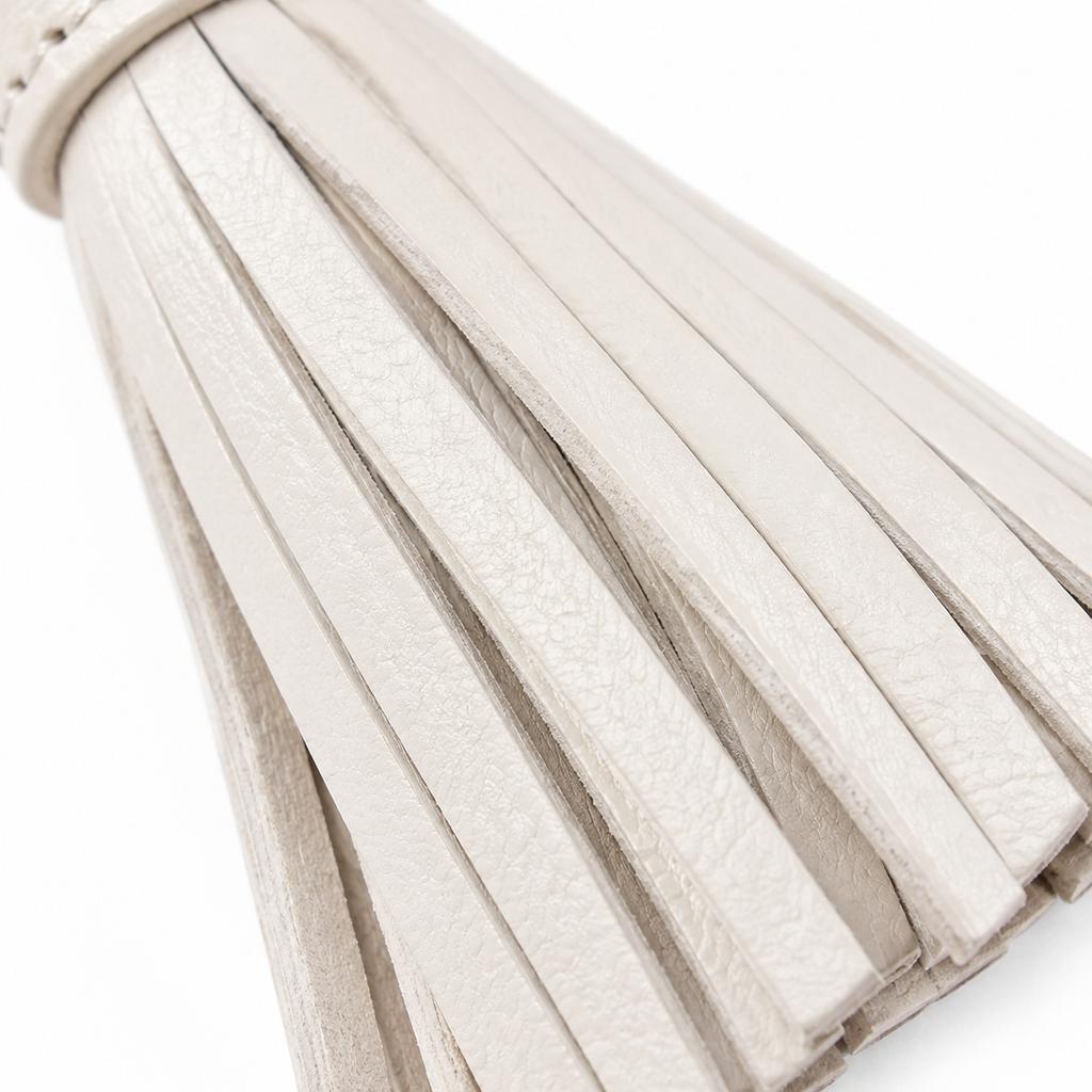 Nappina decorativa in pelle beige.