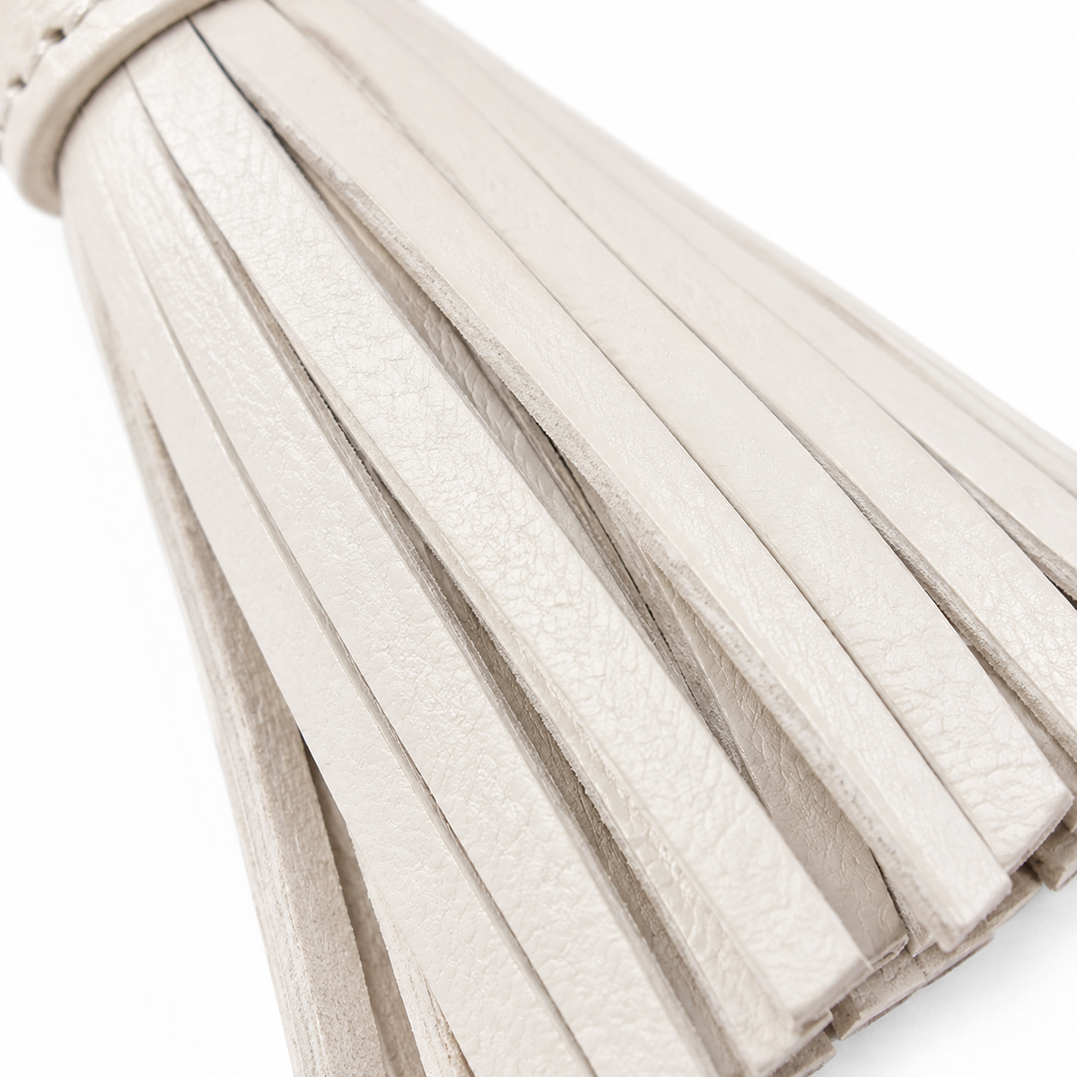 Nappina decorativa in pelle beige.