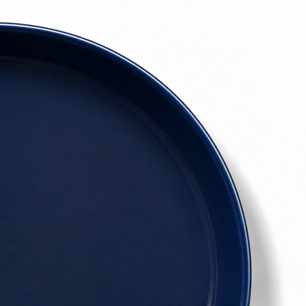 Piatto blu su sfondo bianco