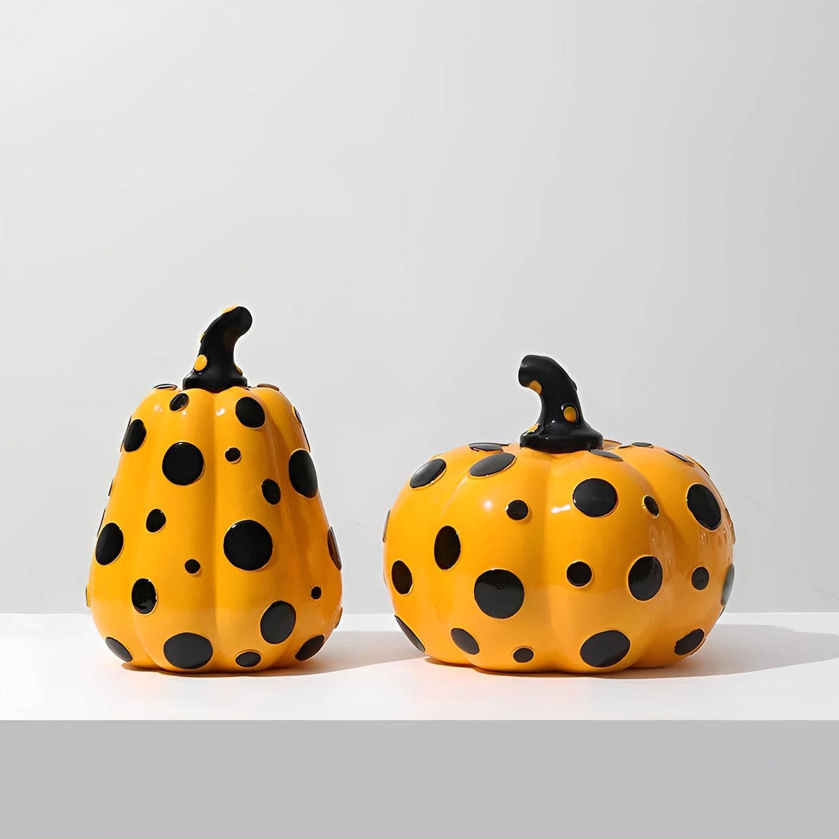 Decorazione di zucca in resina a pois | Set di ornamenti autunnali lucidi | Finitura scolpita durevole | Fascino di zucca