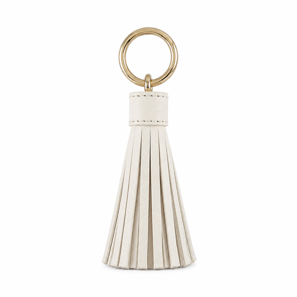 Portachiavi in pelle beige con nappina decorativa.