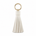 Portachiavi in pelle beige con nappina decorativa.