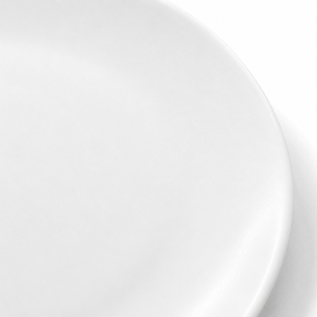 Piatto bianco in porcellana per la tavola