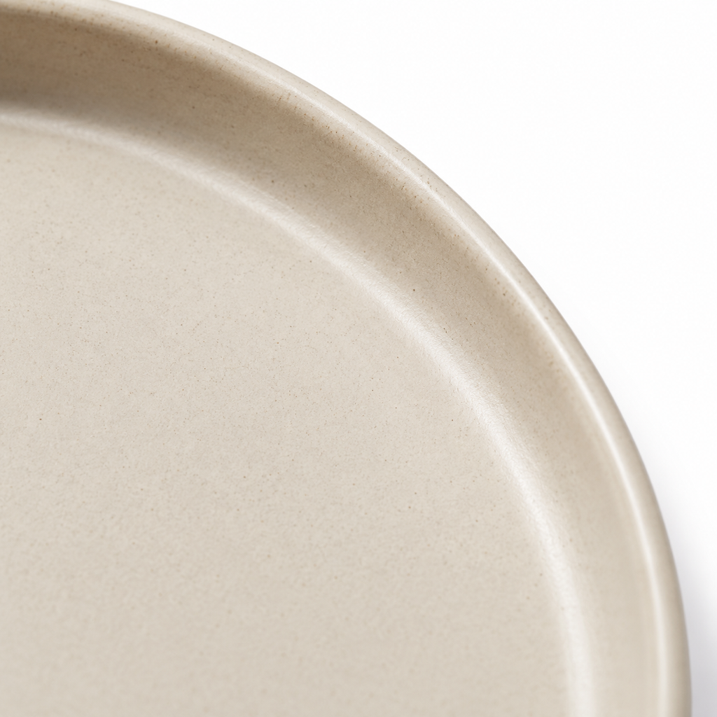 Superficie liscia del piatto in ceramica beige