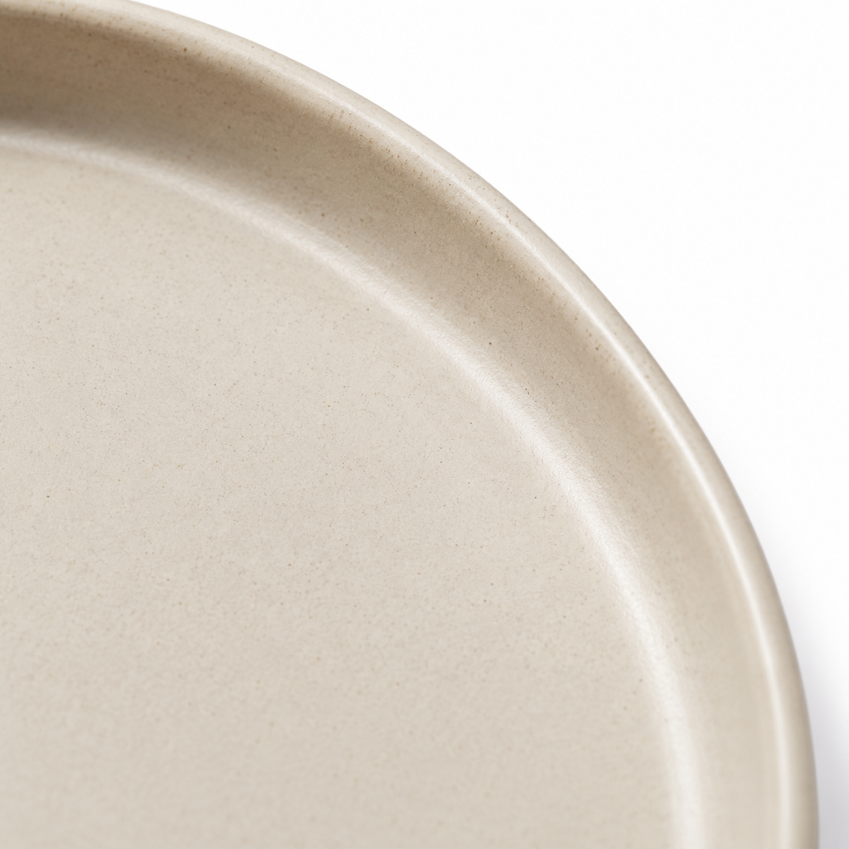Superficie liscia del piatto in ceramica beige