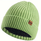 Set invernale gioioso: cappello, sciarpa e guanti per coppie