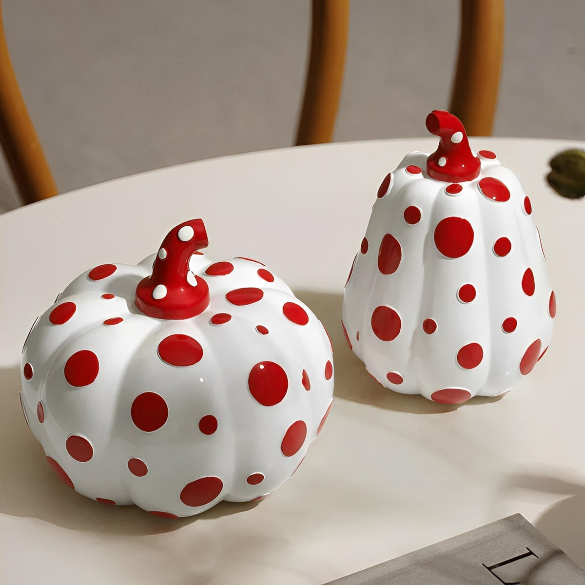 Decorazione di zucca in resina a pois | Set di ornamenti autunnali lucidi | Finitura scolpita durevole | Fascino di zucca