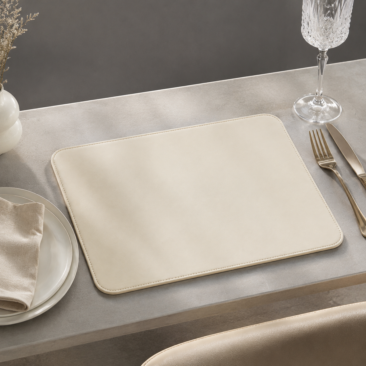 Dettaglio del bordo del tappetino da scrivania beige