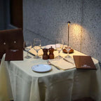 Lampada da tavolo LED senza fili bianca e dorata dal design moderno per soggiorno o terrazza