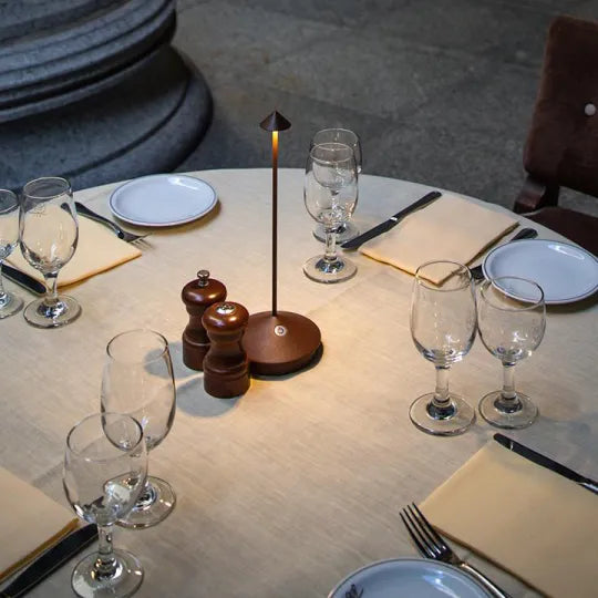 Lampada da tavolo LED senza fili bianca e dorata dal design moderno per soggiorno o terrazza