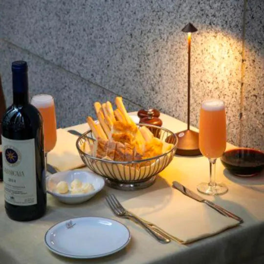 Lampada da tavolo LED senza fili bianca e dorata dal design moderno per soggiorno o terrazza