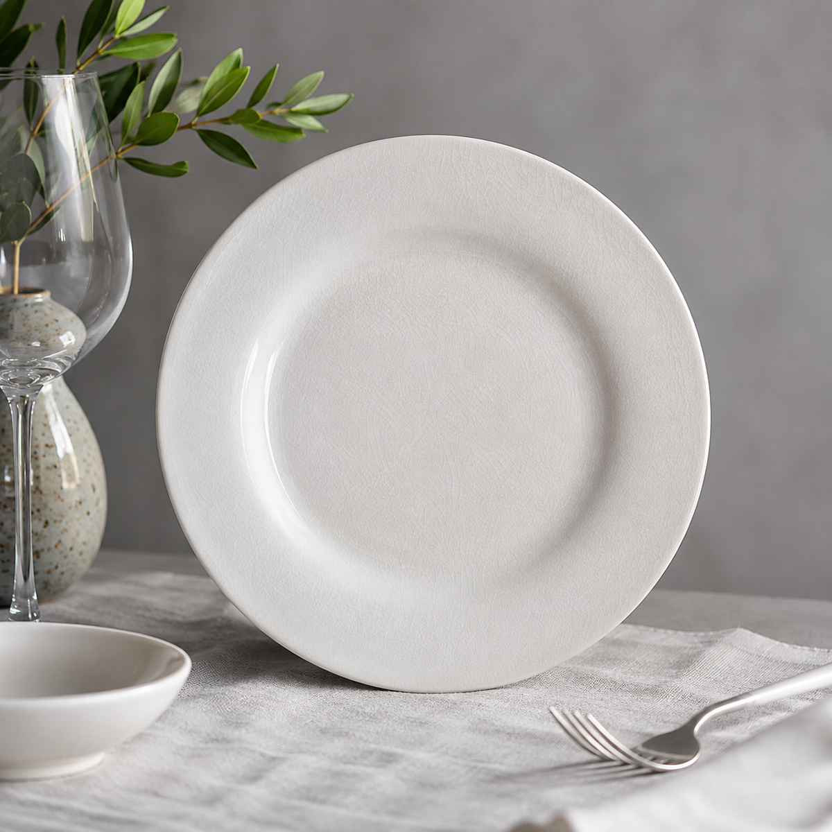 Dettaglio del bordo del piatto in ceramica bianco