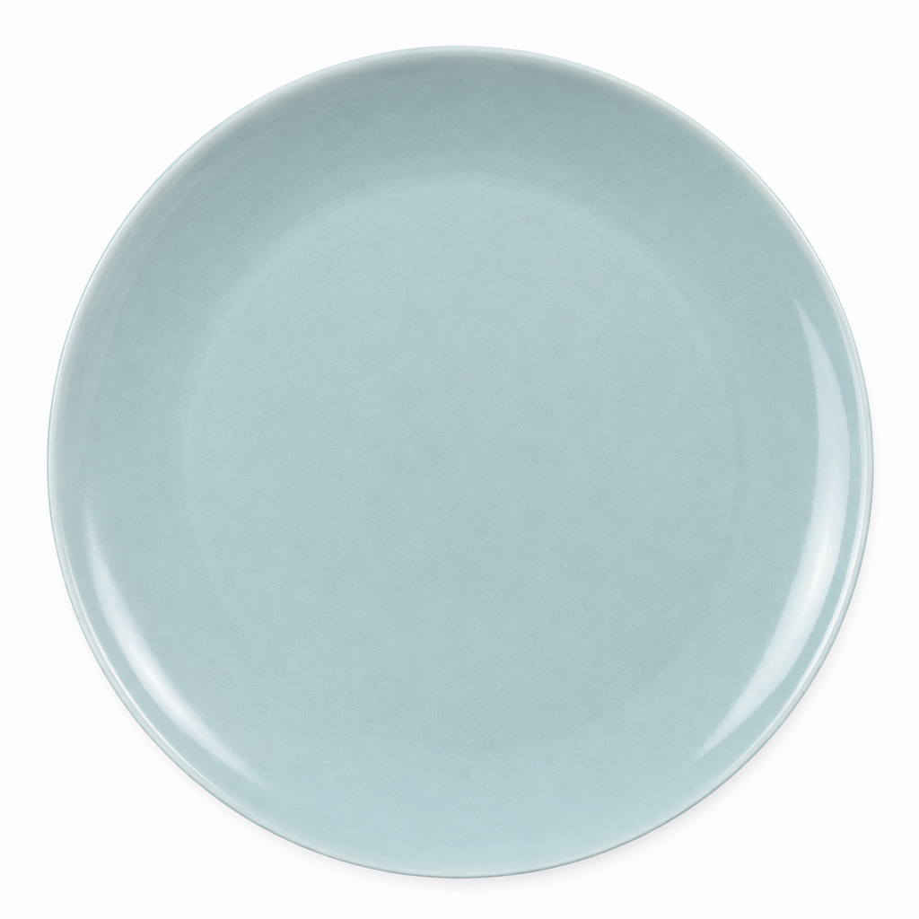 Piatto in ceramica azzurro su tavola apparecchiata