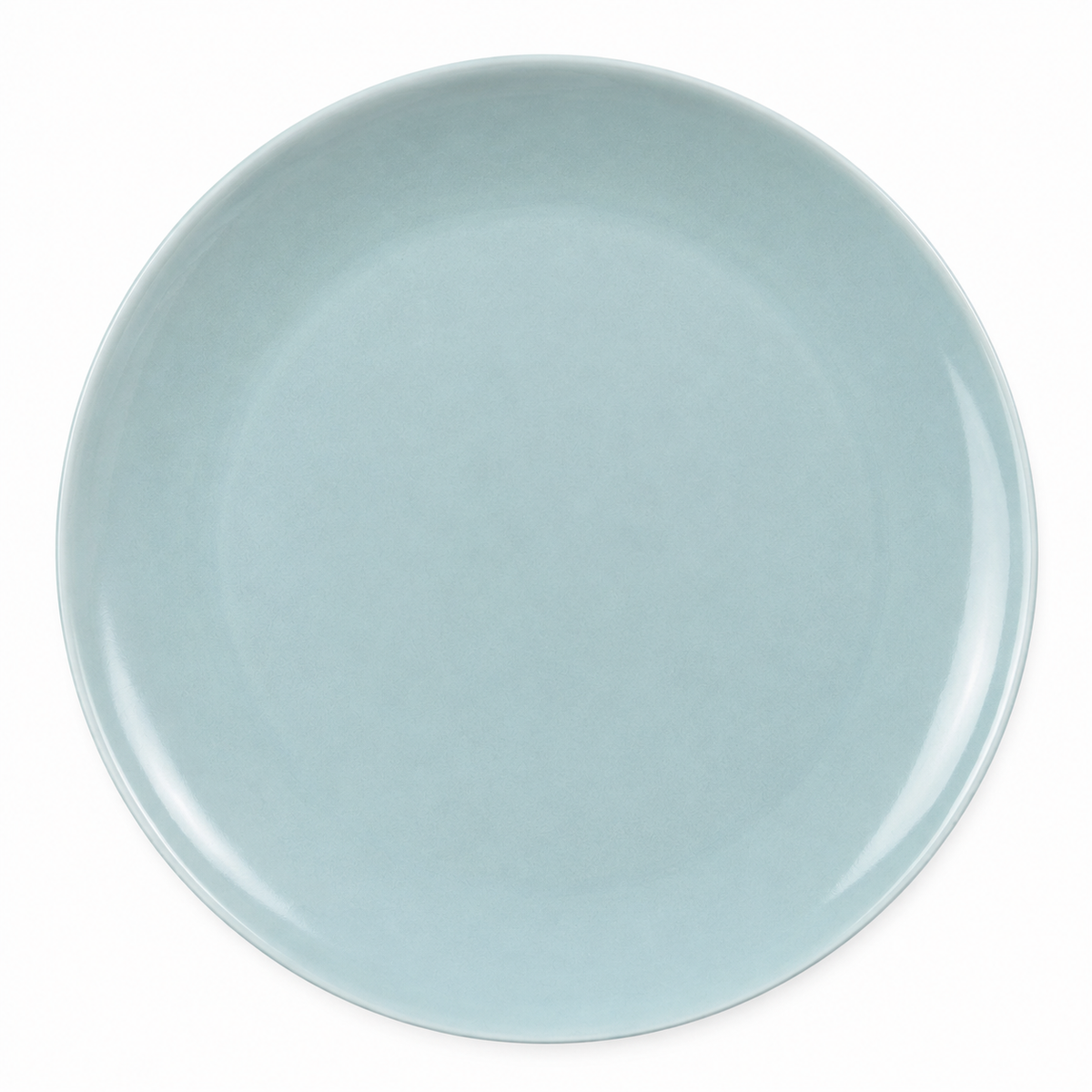 Piatto in ceramica azzurro su tavola apparecchiata