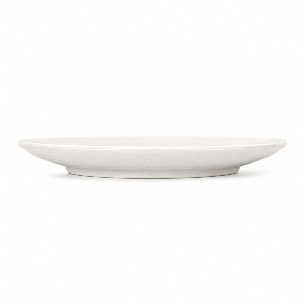 Piatto in ceramica bianco su fondo bianco