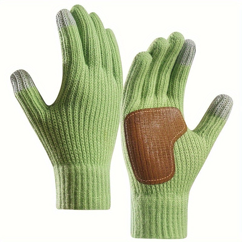 Set invernale gioioso: cappello, sciarpa e guanti per coppie