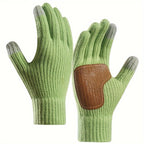 Set invernale gioioso: cappello, sciarpa e guanti per coppie