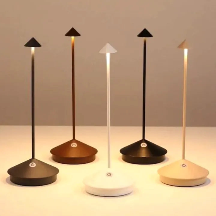 Lampada da tavolo LED senza fili bianca e dorata dal design moderno per soggiorno o terrazza