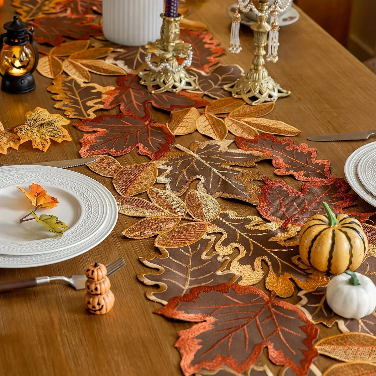 Runner da tavolo HarvestLeaf | Design foglia d'acero ricamato | Decorazioni autunnali in stile country