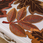 Runner da tavolo HarvestLeaf | Design foglia d'acero ricamato | Decorazioni autunnali in stile country
