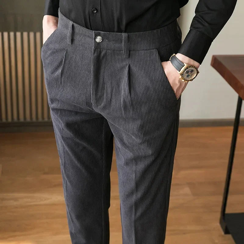 Pantaloni classici in velluto a coste da uomo