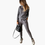 Tuta da donna in maglia con maglione a collo alto e pantaloni da jogging