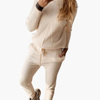 Tuta da donna in maglia con maglione a collo alto e pantaloni da jogging