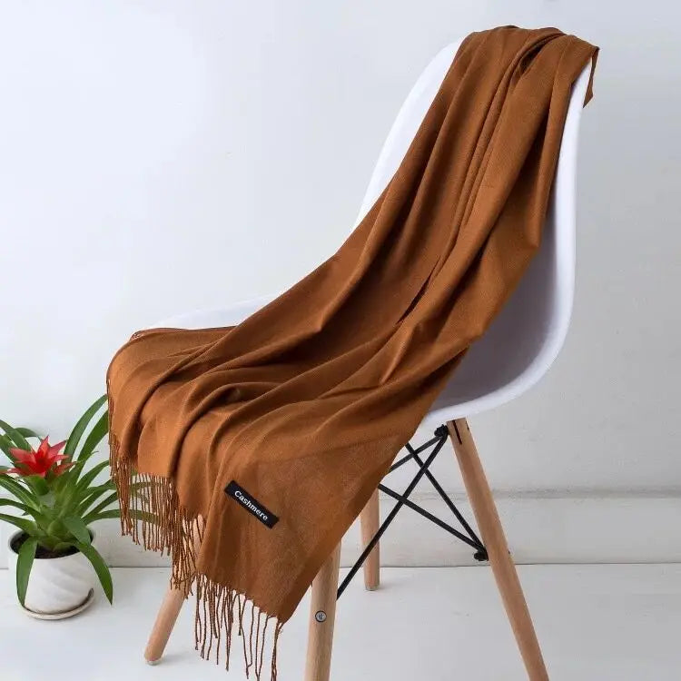 Sciarpa da donna calda e accogliente: frange lunghe, cashmere, invernale