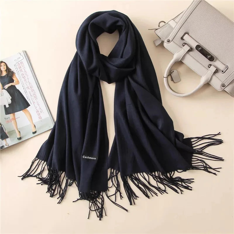 Sciarpa da donna calda e accogliente: frange lunghe, cashmere, invernale