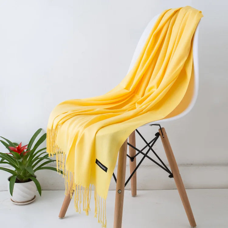 Sciarpa da donna calda e accogliente: frange lunghe, cashmere, invernale