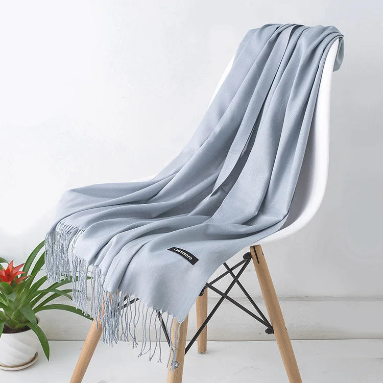 Sciarpa da donna calda e accogliente: frange lunghe, cashmere, invernale