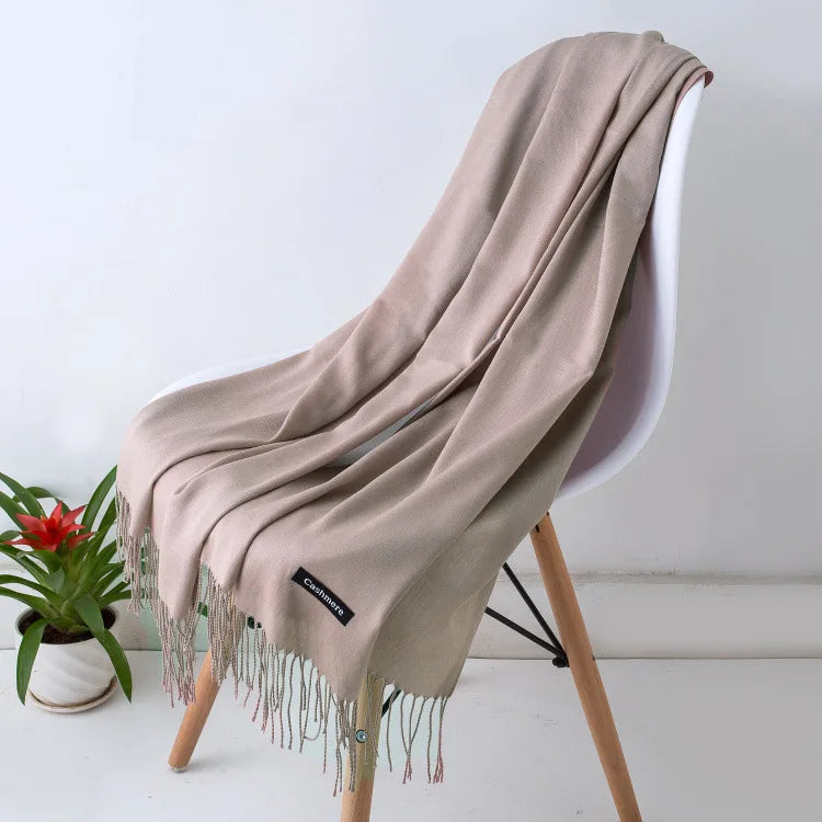 Sciarpa da donna calda e accogliente: frange lunghe, cashmere, invernale